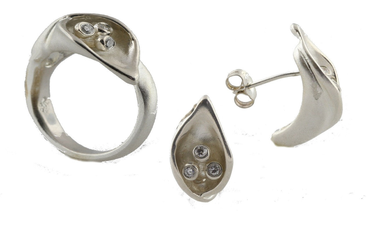 Calla Lily Ring-14K Gold with Diamond Center-5