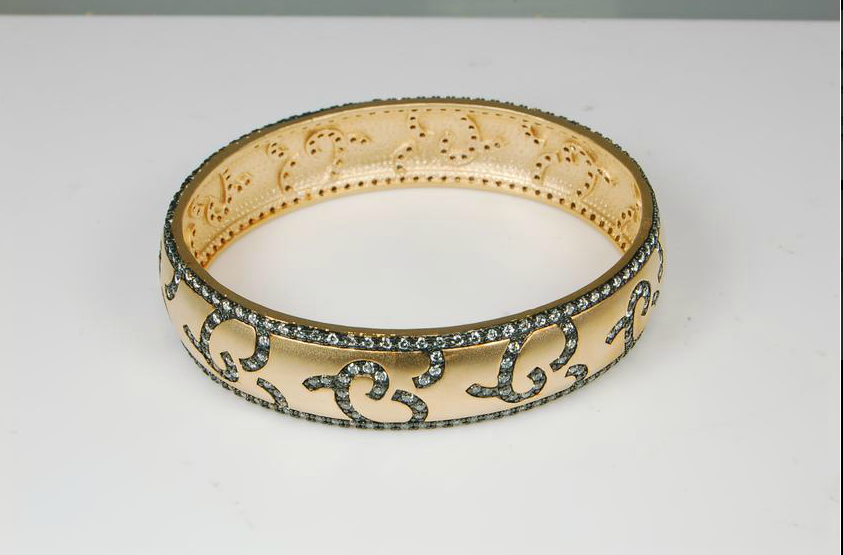 Bologna. Black, Gold & Sparkle-Oval bangle: Sterling Silver, 18K gold plate, CZs
