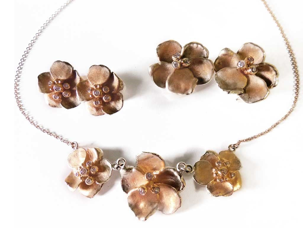 Metal Petals- Pansy Bracelet on pearls-18K  Gold & Diamonds-1